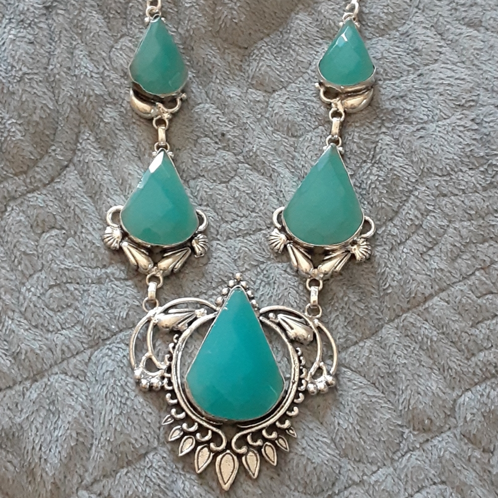 Fasceted chalcedony necklace